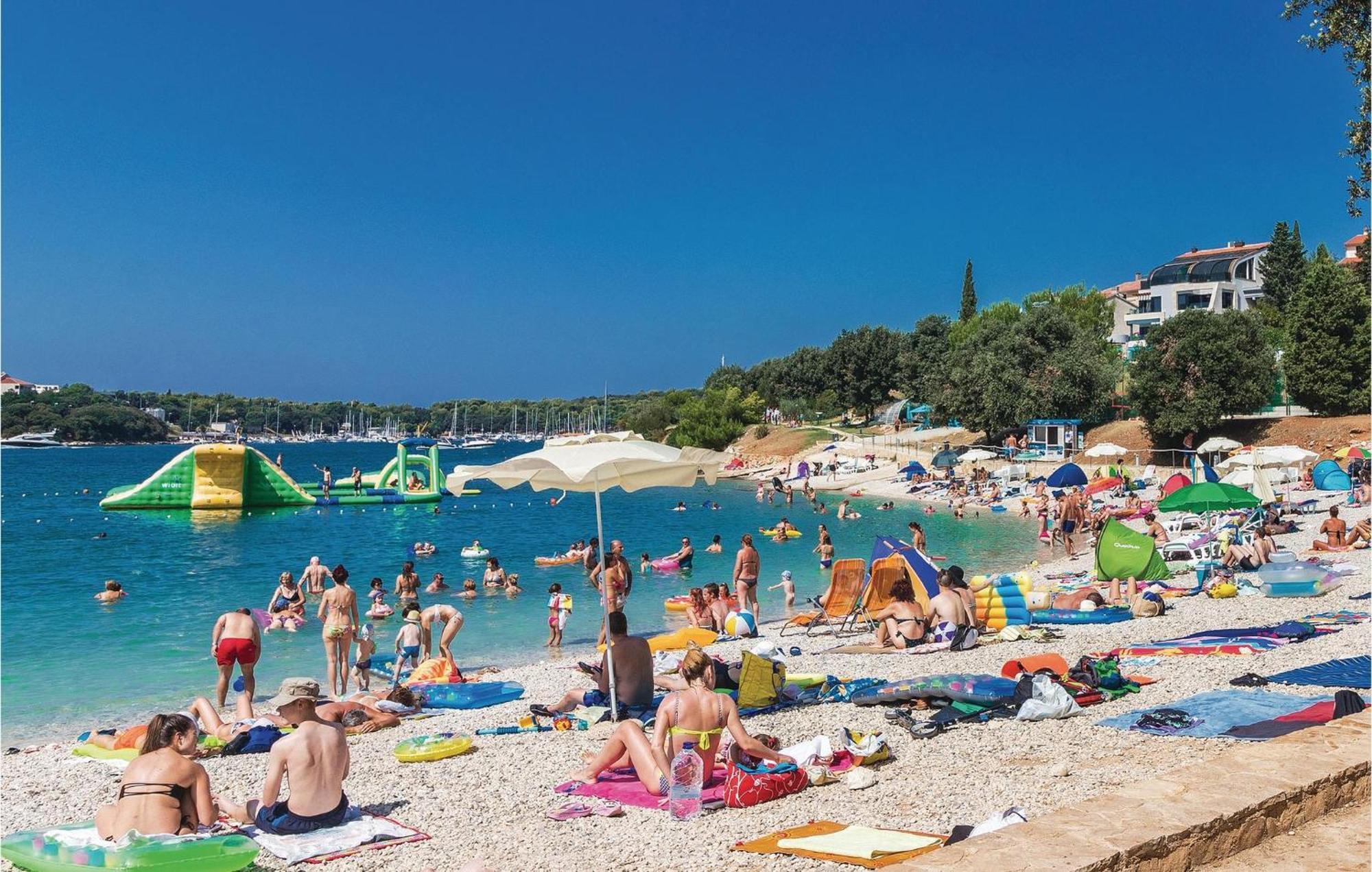 Beautiful In With Outdoor Swimming Pool Hébergement de vacances Pula