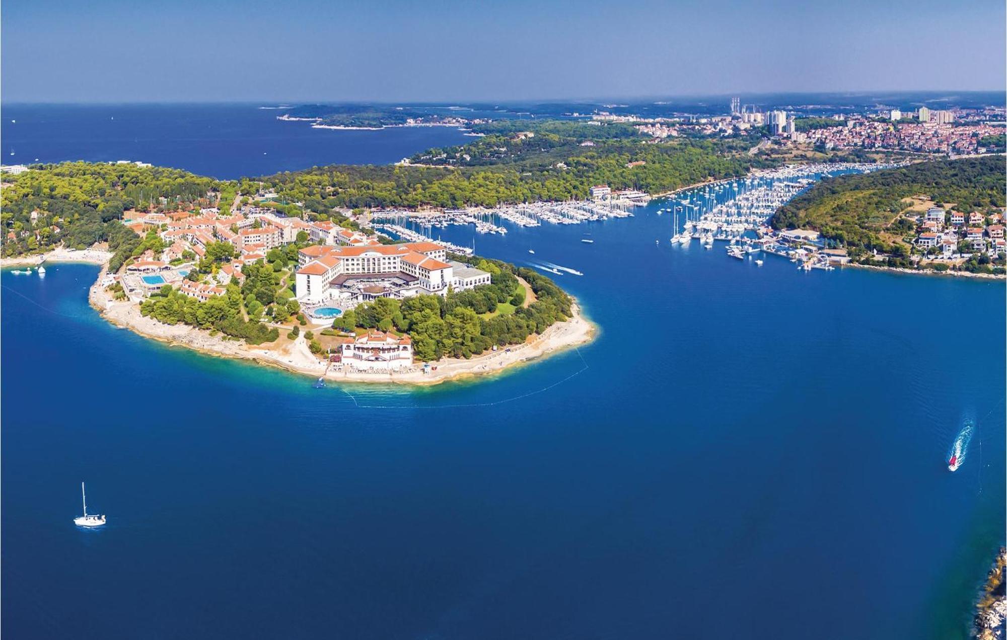 Hébergement de vacances Beautiful In With Outdoor Swimming Pool Pula