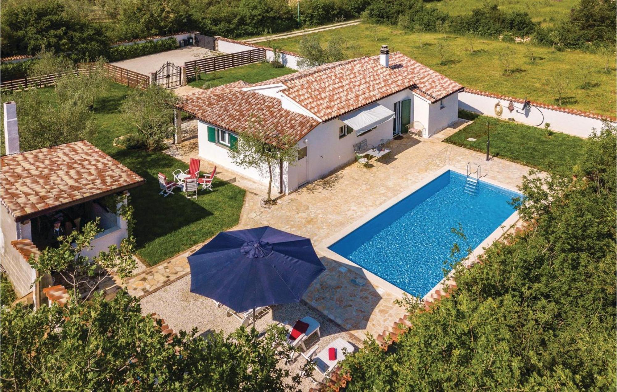 Beautiful In With Outdoor Swimming Pool * Pula
