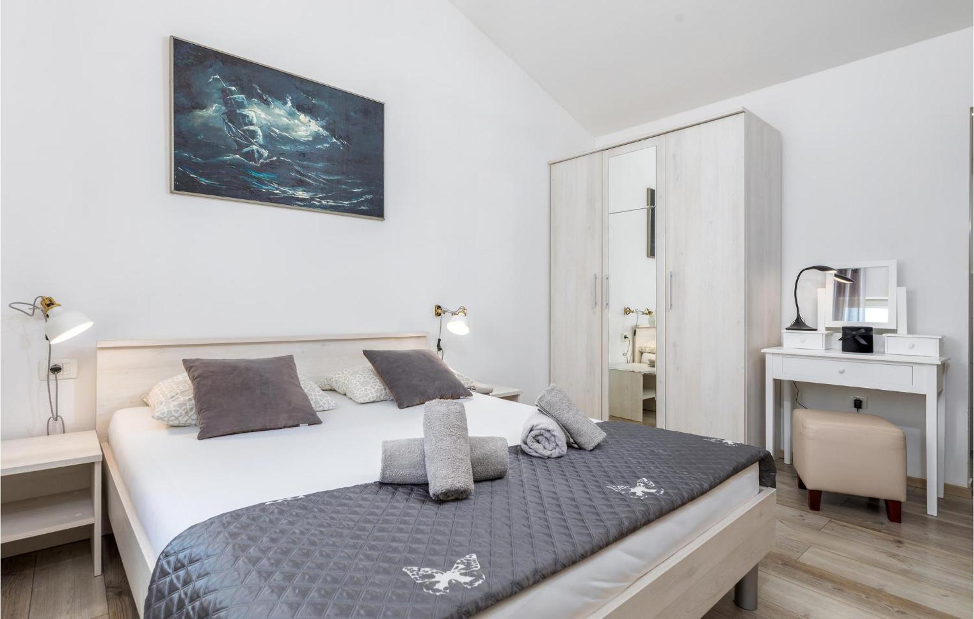 Hébergement de vacances Beautiful In With Outdoor Swimming Pool *